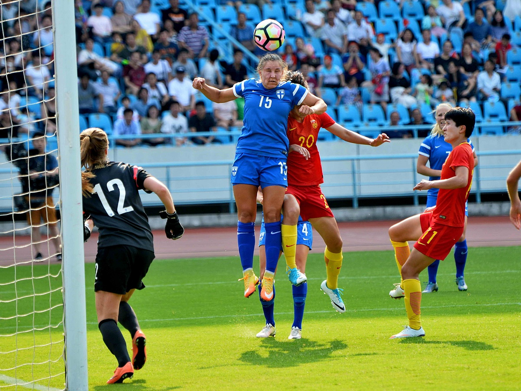 女足运动员表现亮眼，赛场上燃烧激情