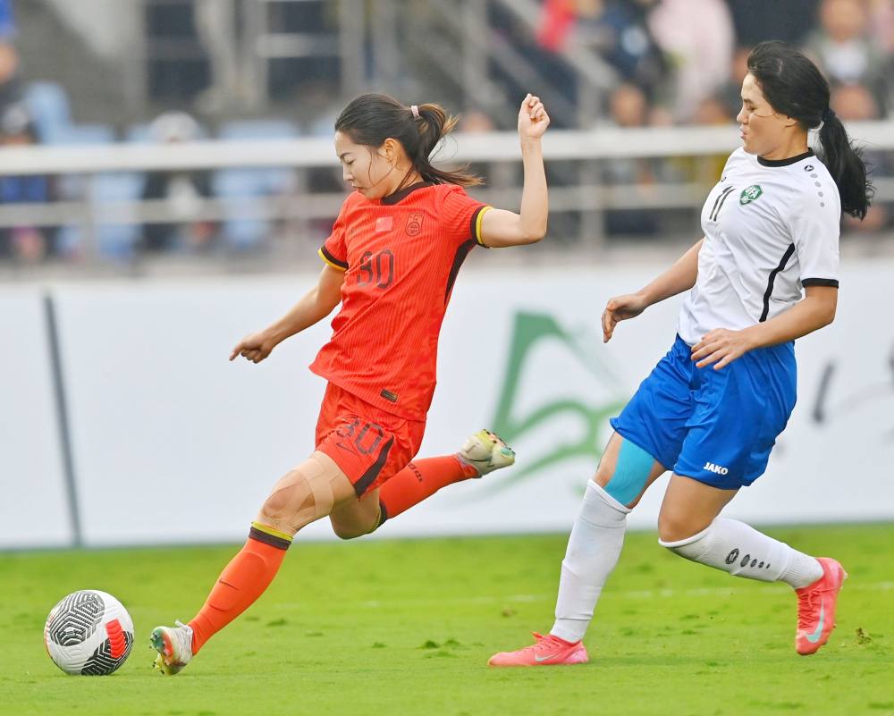 女足运动员表现亮眼，赛场上燃烧激情