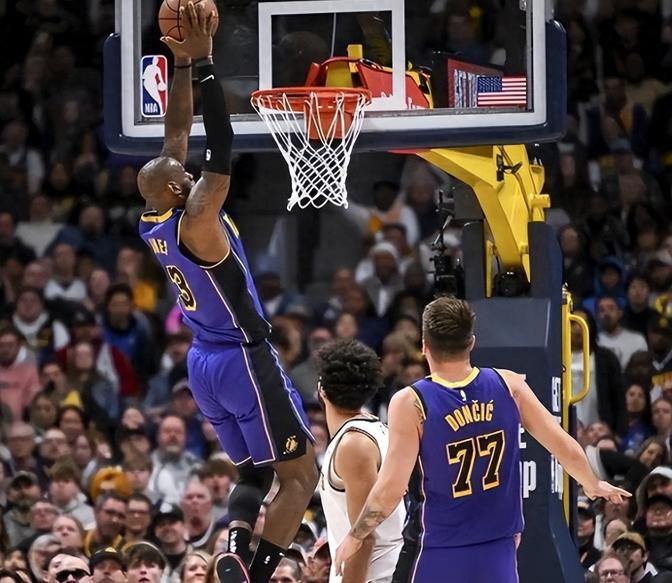 尼克斯碾压独行侠，詹姆斯统治全场