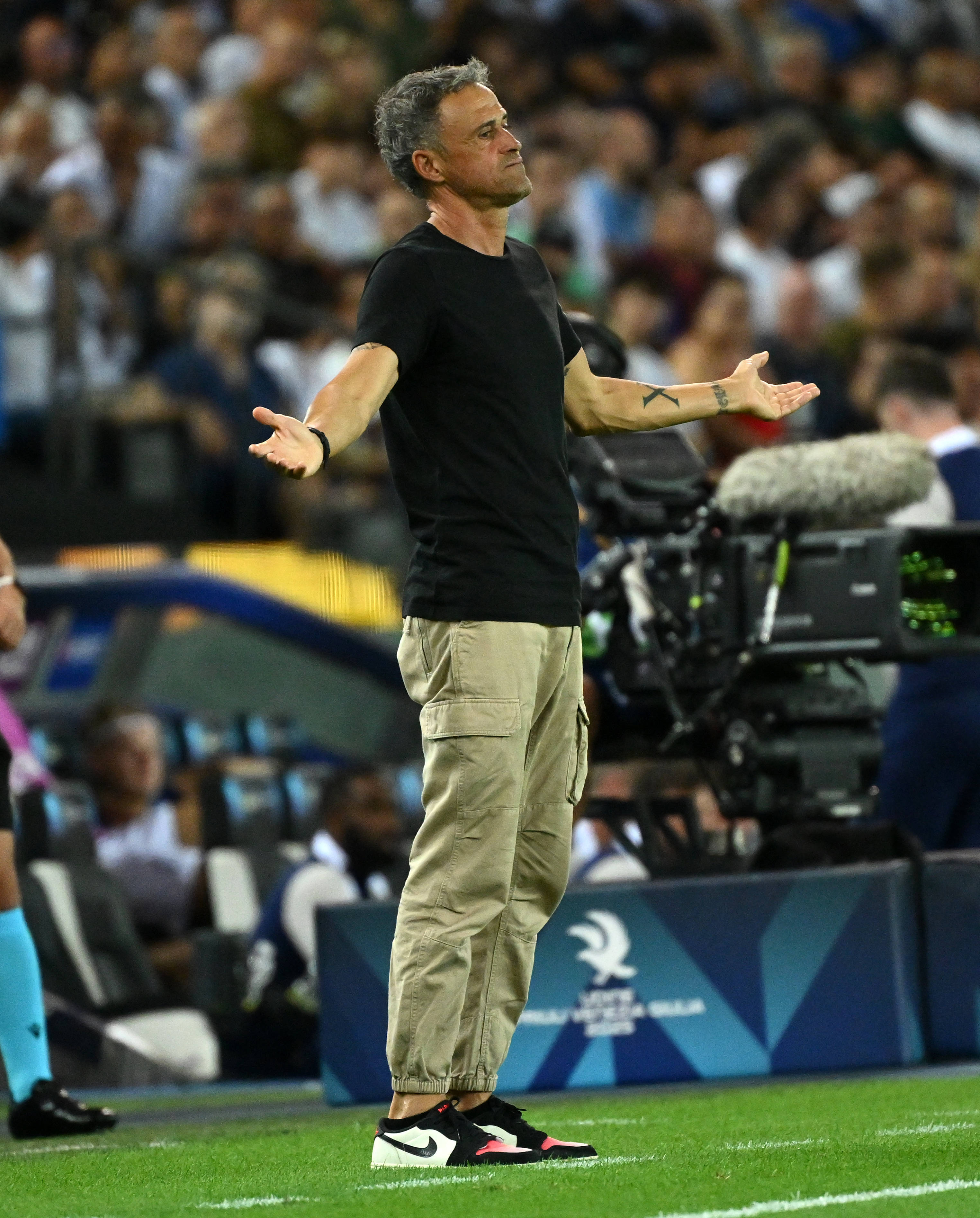 巴黎圣日耳曼签下西班牙国脚，增强中场实力