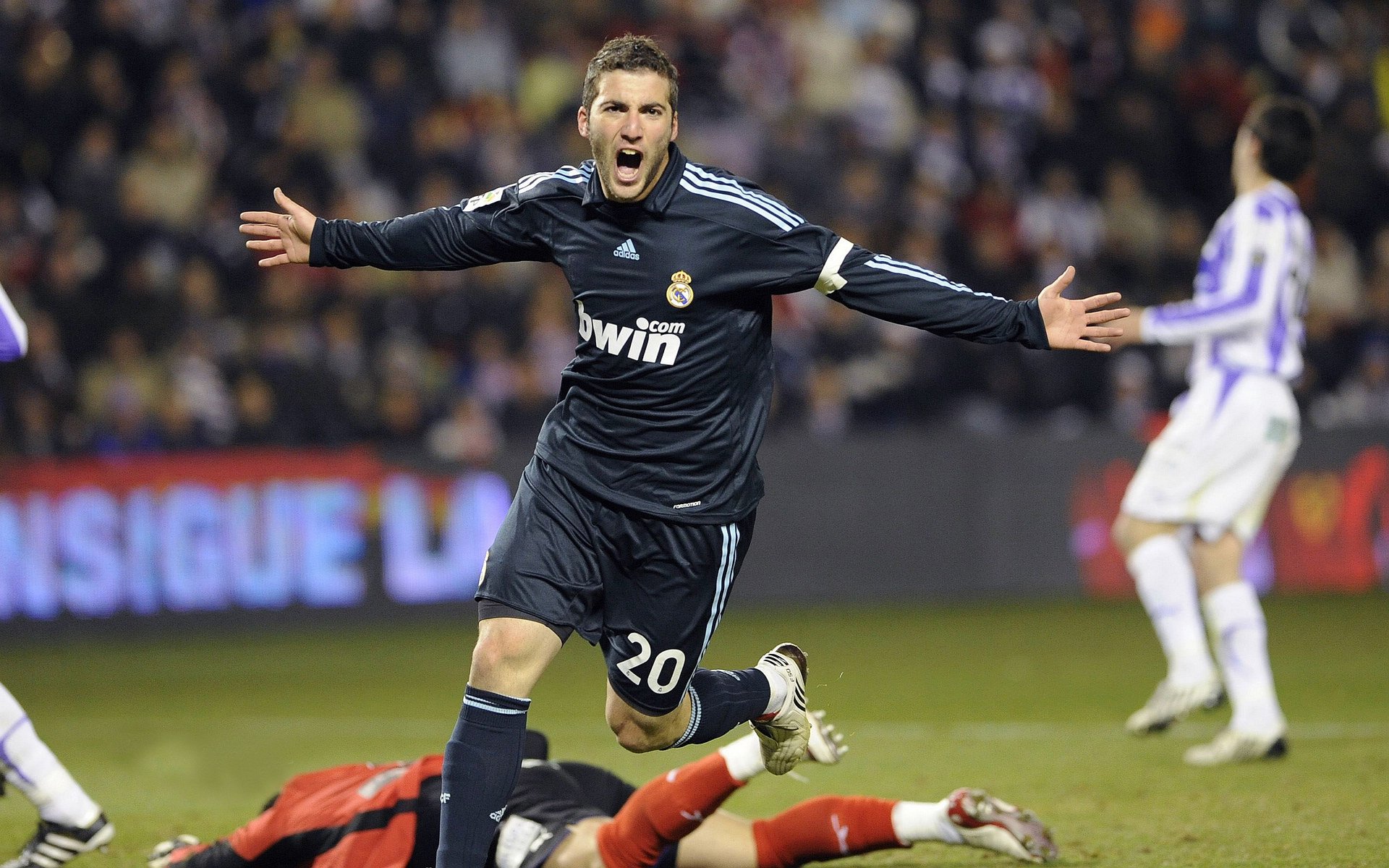 足球的多元魅力，从勒沃库森稳胜马里到皮克国家德比传奇